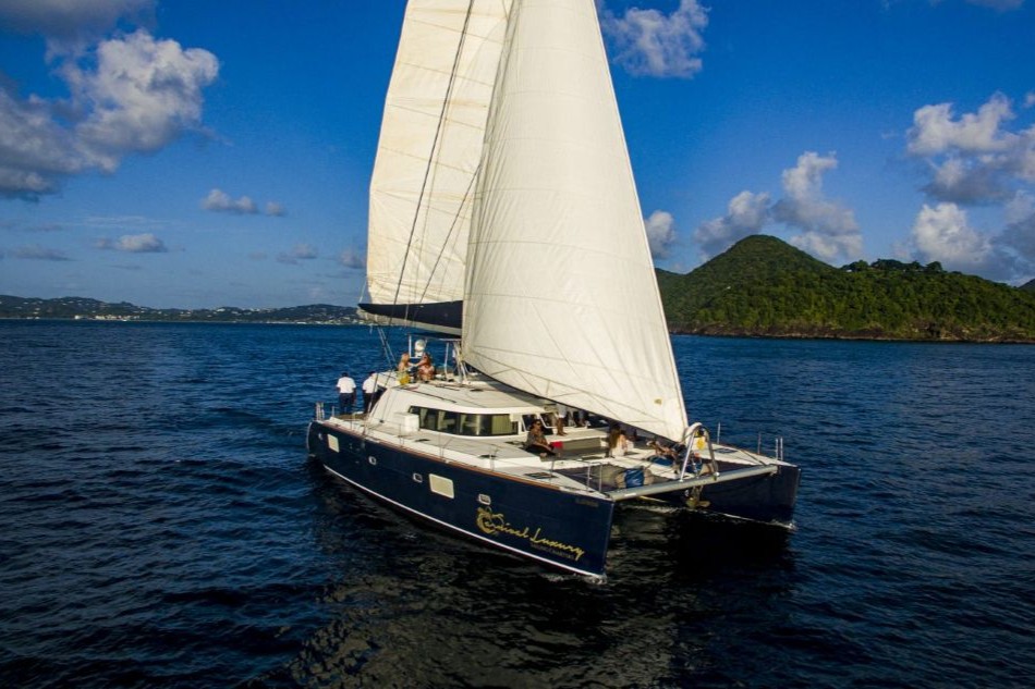Luxury Private: Tour em Catamaran em Santa Lúcia com Open Bar, Almoço e Transporte