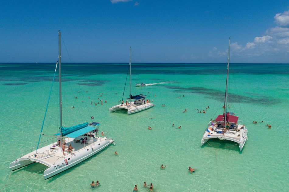 Saona Island Tour: Natural Pool, Beach Club and Meal with Transportation