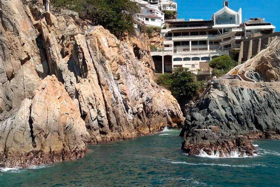 La Quebrada Cliff Divers Show with 2 Drinks and Transportation - Diamond Zone