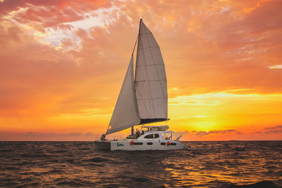 Paseo en Catamarán de Lujo al Atardecer por Puerto Morelos – Transporte Incluido