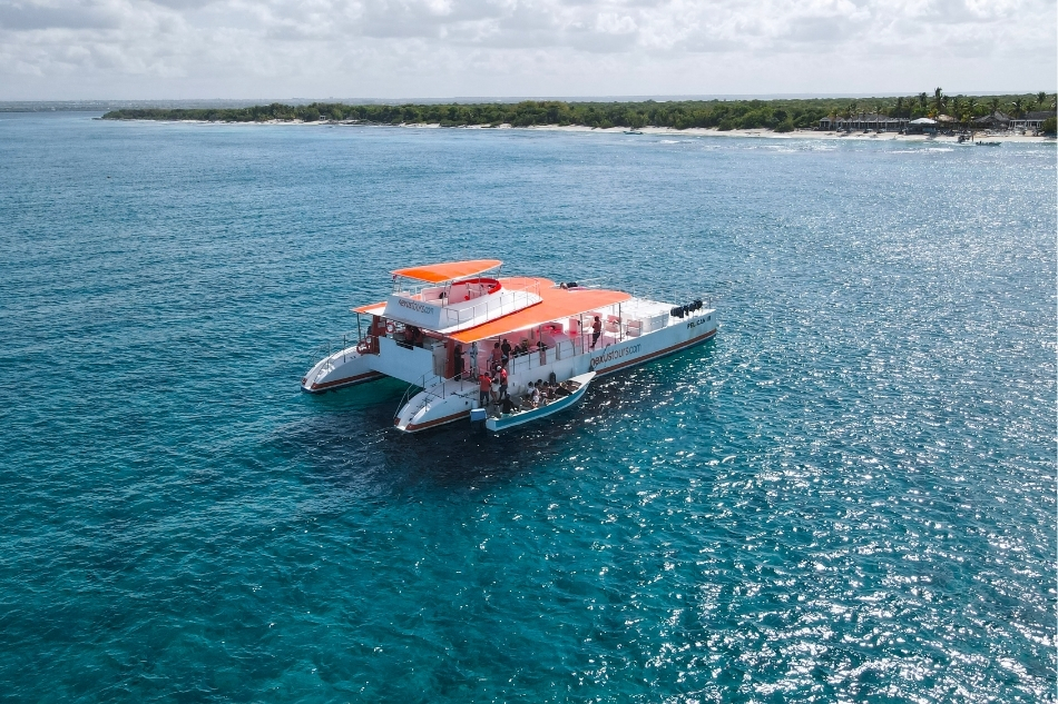 Catalina Island Experience with Snorkeling at La Pared, Beach and Caribbean Lunch
