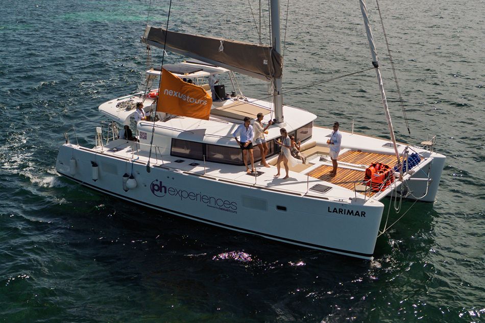 Luxury Sunset Cruise: 4 Horas de Navegación al Atardecer con Bebidas y Snacks 