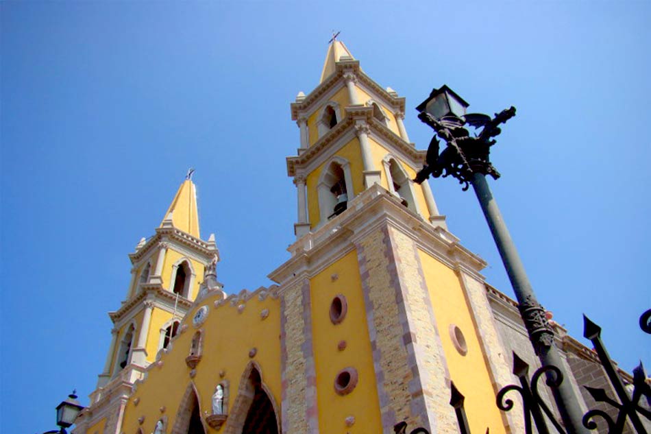 Unique Experience - Mazatlán City and Malecón Tour with Transportation