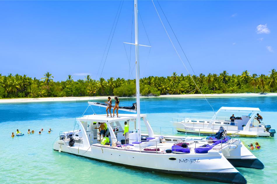 Catamarán Privado para 15 Pax en Punta Cana con Snacks y Transportación