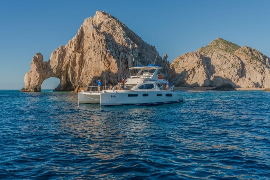 Snorkel de Lujo en Catamarán por Dos Bahías – Los Cabos