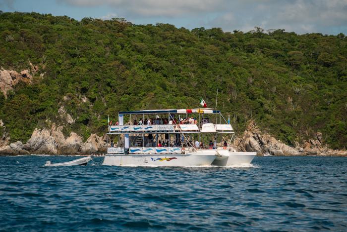 Paradise Found 7-Bay Cruise in Huatulco with Beverages and Transportation    